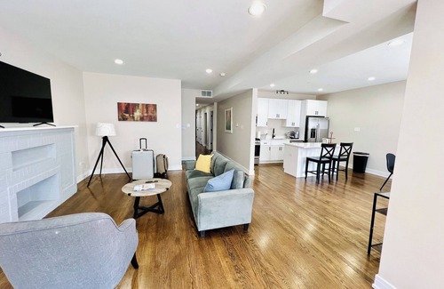 South Shore Condo | Beautiful, modern 3 bed 2 bath condo near Hyde Park, Obama Center and Lakefront