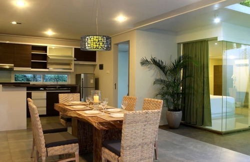 Peliatan Villa | Beautiful Modern 3BR Villa, Ubud - 4Min Drive To The Traditional Art Market!