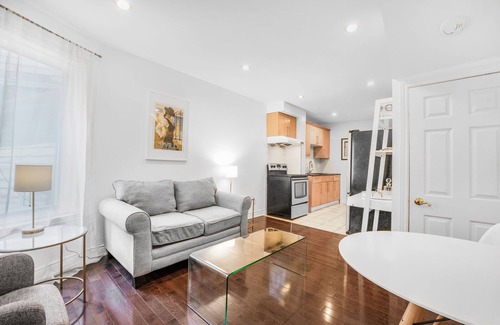 The Pocket House | Beautiful modern apartment in east Toronto. Cozy getaway for single or a group.