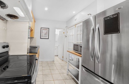 The Pocket House | Beautiful modern apartment in east Toronto. Cozy getaway for single or a group.