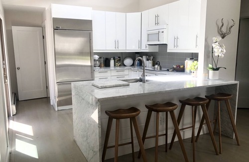 Clearwater Beach House | Beautiful modern beach house with swimming pool. 3 minutes from bay beaches.