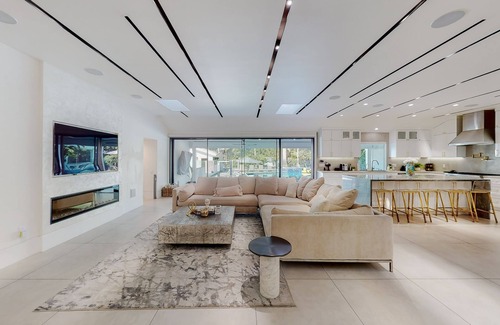 Lake Balboa House | Beautiful Modern Compound