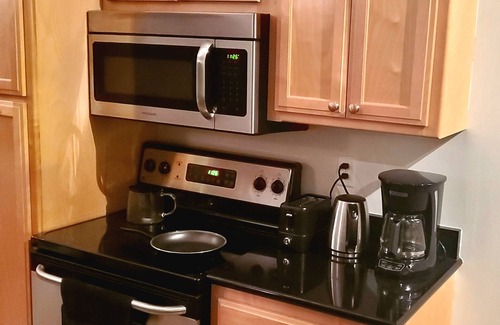 Westown Condo | Beautiful Modern Condo - Heart of Milwaukee!