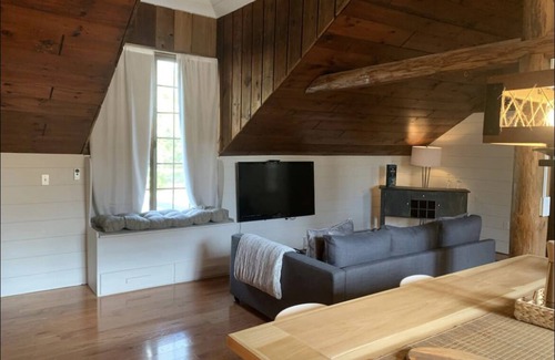 Durham Apartment | Beautiful modern Farmhouse studio