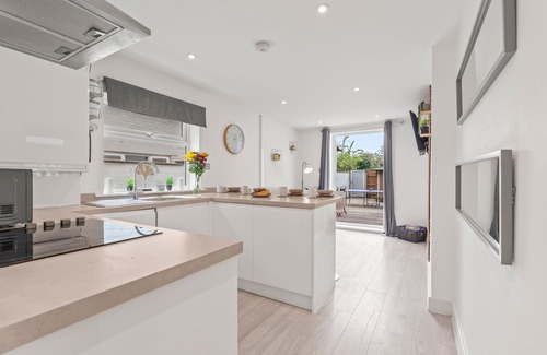 Mill Road Apartment | Beautiful modern flat on mill road w/fire pit and table tennis