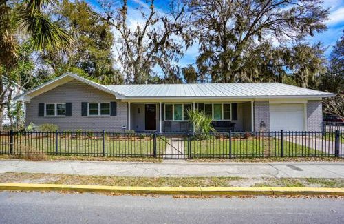 The Old Commons House | Beautiful, Modern Getaway in Historic Downtown Beaufort