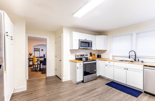 Near Eastside House | ★Beautiful Modern Home w/King Suite Near Downtown★