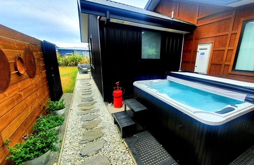 Lake Hawea House | Beautiful modern home + Hot Tub 🔥 Mountain views 🏞 Superking beds