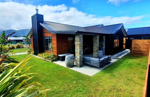 Lake Hawea House | Beautiful modern home + Hot Tub 🔥 Mountain views 🏞 Superking beds