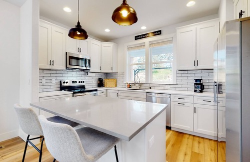 Cascade House | Beautiful modern home, close to lake access with AC, washer/dryer, & fireplace