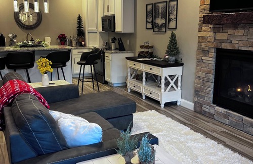 Joplin Villa | Beautiful Modern mountain getaway overlooking water with fountain.