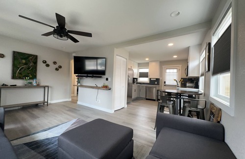 Harvey Park House | Beautiful, Modern, Quiet, Comfy & Private with a Big Back Yard - 30+ day stays