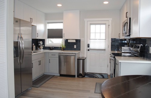 Harvey Park House | Beautiful, Modern, Quiet, Comfy & Private with a Big Back Yard - 30+ day stays