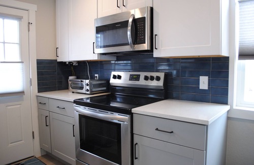 Harvey Park House | Beautiful, Modern, Quiet, Comfy & Private with a Big Back Yard - 30+ day stays