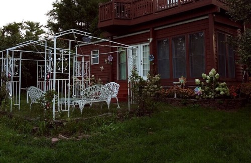 Athens House | Beautiful Modern Swiss Cottage in Athens, NY