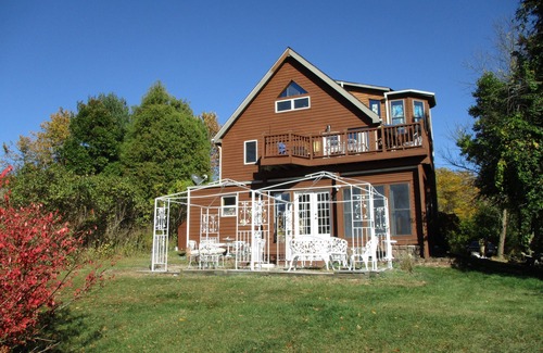 Athens House | Beautiful Modern Swiss Cottage in Athens, NY