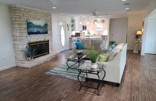 Hudson Bend House | Beautiful Montina Beach on Lake Travis - Walk to the Water!