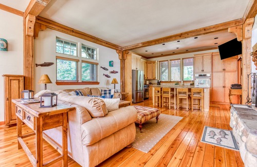 Government Camp House | Beautiful mountain retreat with 2 suites & bunkroom, walk to dining & amenities