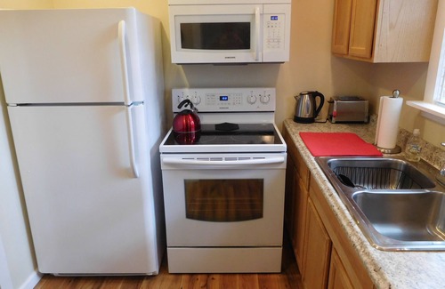 Hendersonville Cottage | Beautiful Mountain Getaway - All Four Breathtaking Seasons!