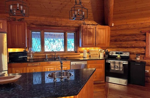 East Kootenay Cabin | Beautiful Mountain Cabin Sleeps 14