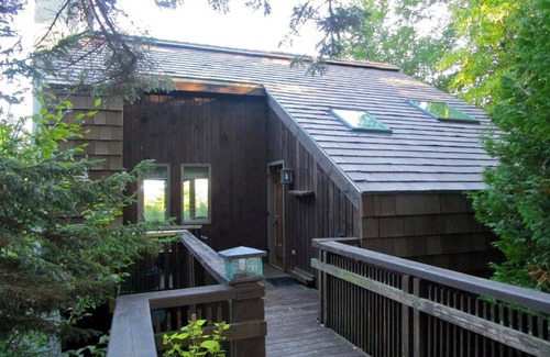 Plymouth House | Beautiful Mountain Getaway for Skiing