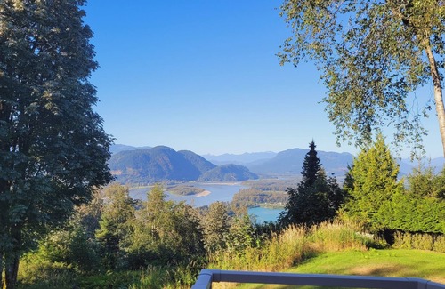Chilliwack House | Beautiful Mountain Home - Amazing Views & Hot Tub