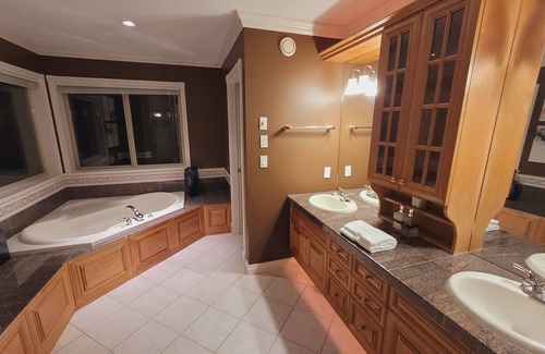 Chilliwack House | Beautiful Mountain Home - Amazing Views & Hot Tub