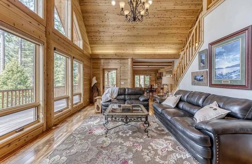 Whitehawk House | Beautiful mountain log home located near world famous hiking, skiing and golfing