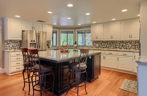 North Fork House | Beautiful Mountain Manor near Yosemite National Park! Spa, Tesla charger & more.