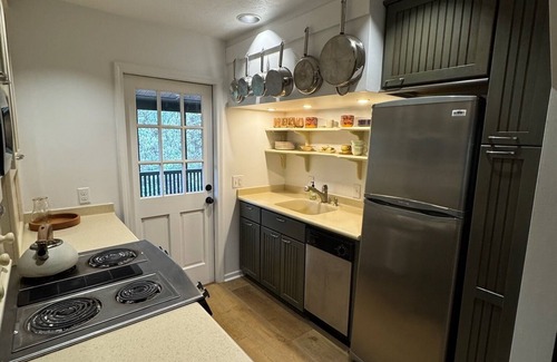 Cullowhee House | Beautiful Mountain Retreat. Get Off The Grid In Luxury!
