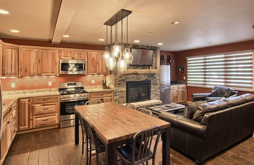 Boyne Falls Condo | Beautiful Mountain Villa Condo | Gas Fireplace | Walk to Slopes | 3 Bedroom