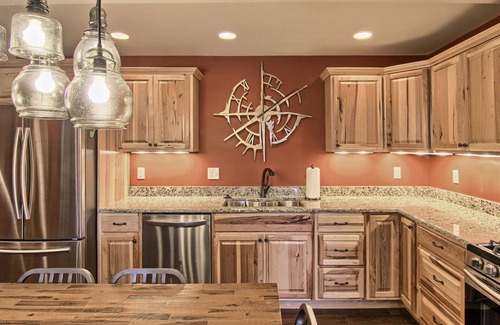 Boyne Falls Condo | Beautiful Mountain Villa Condo | Gas Fireplace | Walk to Slopes | 3 Bedroom