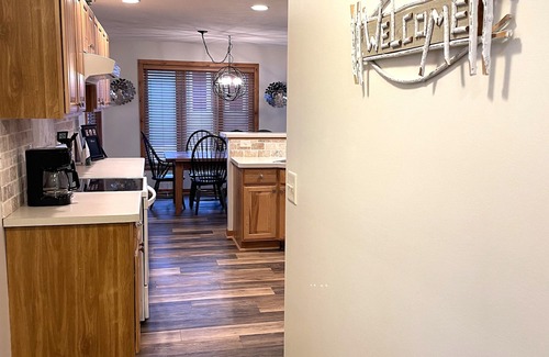 Thompsonville Cottage | Beautiful Mountain Retreat in Crystal Mountain Resort -Walk To Ski & Golf!