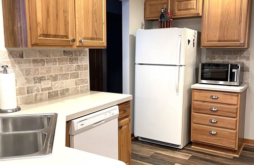 Thompsonville Cottage | Beautiful Mountain Retreat in Crystal Mountain Resort -Walk To Ski & Golf!