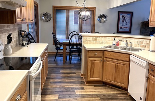 Thompsonville Cottage | Beautiful Mountain Retreat in Crystal Mountain Resort -Walk To Ski & Golf!