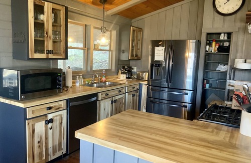 Waynesville Cabin | Beautiful mountain cabin with great views