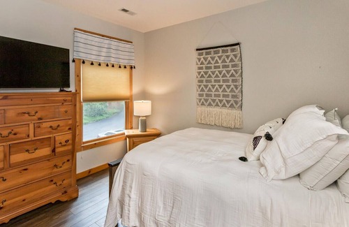 Mountain Air Condo | Beautiful Mountain Views~Comfortable and Stylish Home~