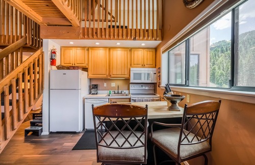 Red River Condo | Beautiful mountain-view condo with pool, skiing & washer/dryer
