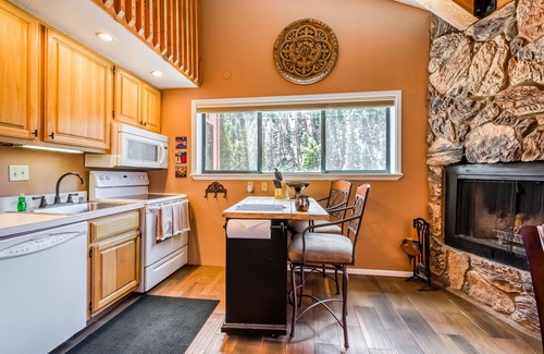 Red River Condo | Beautiful mountain-view condo with pool, skiing & washer/dryer