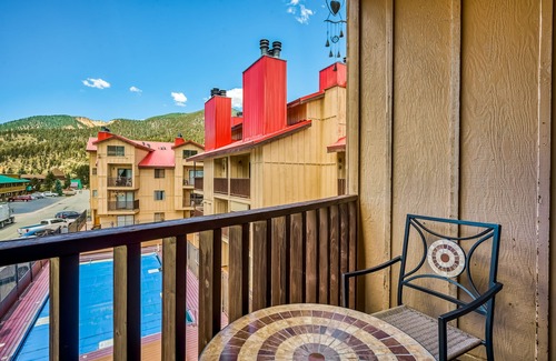 Red River Condo | Beautiful mountain-view condo with pool, skiing & washer/dryer