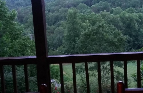 Hiawassee Cabin | Beautiful Mountain Views Amid Wine Country-Hot Tub