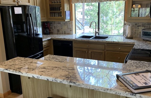 Deer Park House | Beautiful Mtn Decor-Family Rm-Wifi-Unlimited SHARC, Pool & Hot Tub, Bikes