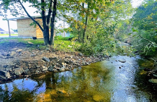 Newland Cabin | Beautiful Mtn Rustic studio Cabin by the Creek