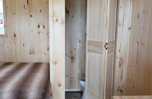 Newland Cabin | Beautiful Mtn Rustic studio Cabin by the Creek