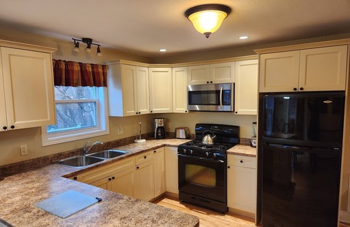 Lake of Bays Cottage | Beautiful Muskoka Cottage with Amenities on the Shores of Lake of Bays