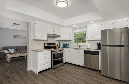 Naples Park House | Beautiful Naples Home, walk to the Beach!