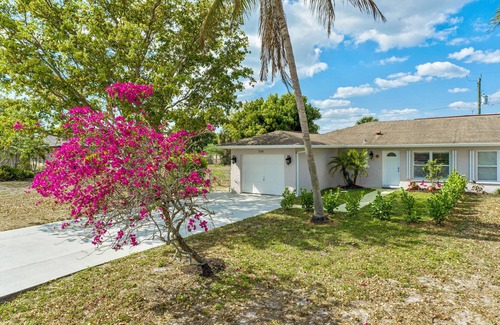 Naples Park House | Beautiful Naples Home, walk to the Beach!