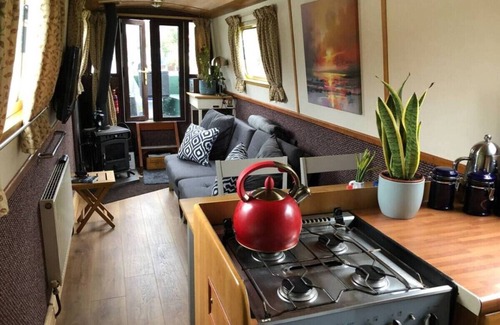 Cambridge City Centre Boat Rental | Beautiful Narrowboat Glyndwr