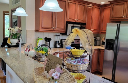 Larkspur Apartment | Beautiful nature filled peaceful w/HotTub 1 bedroom private above garage suite