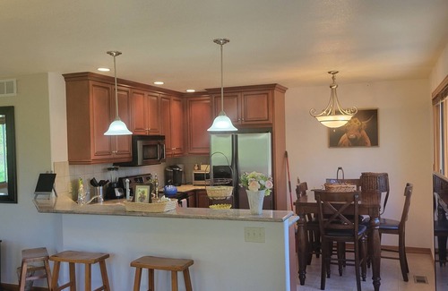 Larkspur Apartment | Beautiful nature filled peaceful w/HotTub 1 bedroom private above garage suite